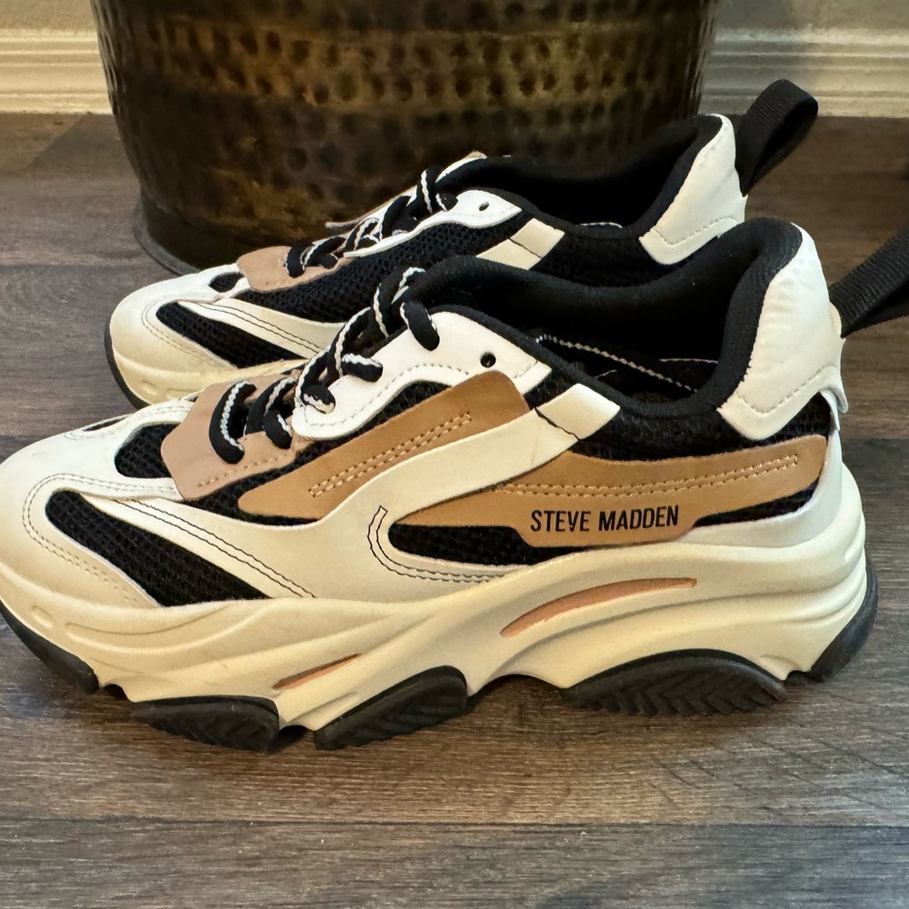 Steve Madden sneaker size 6